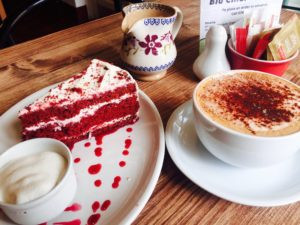 Caife agus scónaí sa chaifé tSean Bheairic, Ionad Cuartaíochta an Fháil Charraigh, Co. Dhún na nGall, Éire.