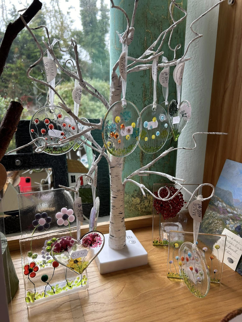 Leabhair agus cártaí sa shiopa ceardaíochta sa tSean Bheairic, Ionad Cuartaíochta an Fháil Charraigh, Co. Dhún na nGall, Éire