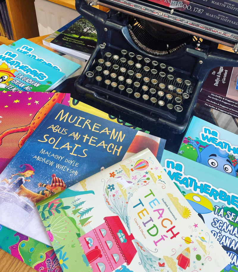 Leabhair do pháistí i nGaeilge sa shiopa ceardaíochta sa tSean Bheairic, Ionad Cuartaíochta an Fháil Charraigh, Co. Dhún na nGall, Éire