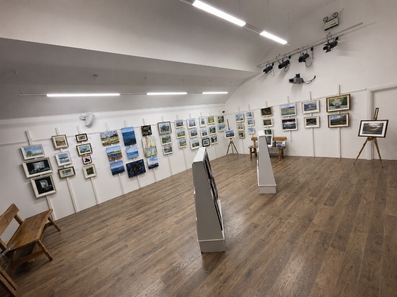 Oideachas sa tSean Bheairic. An tSean Bheairic, Caifé, Siopa Ceardaíochta, Pointe Eolais le Fáilte Ireland, Ionad Seirbhísí Teanga & Ionad Cuartaíochta  i Sean Bheairic an RIC ar an Fhál Charrach, Co. Dhún na nGall, Éire