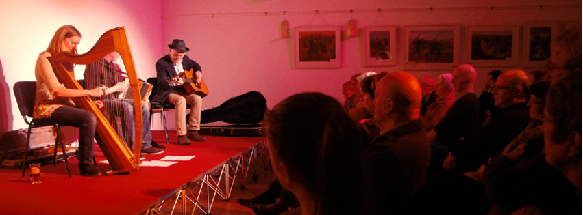 Tráthnóna ceoil sa tSean Bheairic. An tSean Bheairic, Caifé, Siopa Ceardaíochta, Pointe Eolais le Fáilte Ireland, Ionad Seirbhísí Teanga & Ionad Cuartaíochta  i Sean Bheairic an RIC ar an Fhál Charrach, Co. Dhún na nGall, Éire