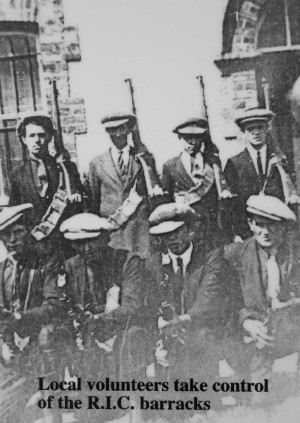 Oibrithe Deonacha Áitiúla in Óglaigh na hÉireann (IRA) os comhair sheanbheairic an RIC. An tSean Bheairic, Caifé, Siopa Ceardaíochta, Pointe Eolais le Fáilte Ireland, Ionad Seirbhísí Teanga & Ionad Cuartaíochta ar an Fhál Charrach, Co. Dhún na