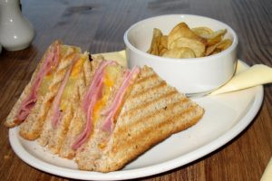 Caife agus scónaí sa chaifé tSean Bheairic, Ionad Cuartaíochta an Fháil Charraigh, Co. Dhún na nGall, Éire.